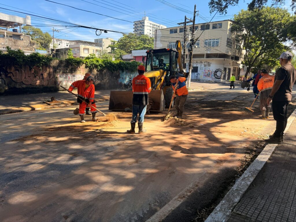 Prefeitura-de-Manaus-atua-durante-a-madrugada-e-evita-afundamento-de-via-em-importante-corredor-viario-do-Centro